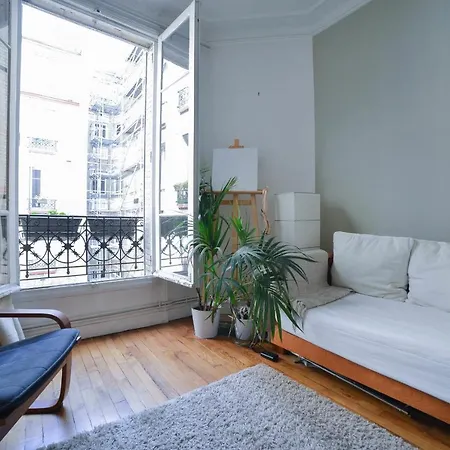 Gorgous At The Foot Of Montmartre Hill Parigi